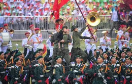 Hình ảnh đẹp "đắt giá" của em bé Điện Biên tại Lễ kỷ niệm 70 năm Chiến thắng Điện Biên Phủ