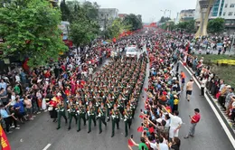 Người dân Điện Biên và du khách đội mưa đến xem Lễ kỷ niệm 70 năm Chiến thắng Điện Biên Phủ