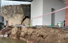 Cần Thơ: Sạt lở bờ sông Bình Thủy làm hư hại 10 căn nhà