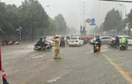CSGT Hà Nội hướng dẫn người dân di chuyển an toàn trong mưa dông