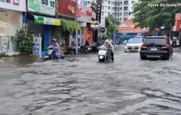 Mưa lớn, nhiều tuyến đường ở TP Hồ Chí Minh ngập nặng
