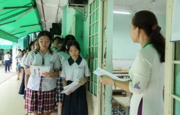 Thí sinh lo đề khó trong ngày thi cuối kỳ thi tuyển sinh lớp 10 tại TP Hồ Chí Minh