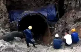Tìm kiếm công nhân nghi rơi xuống hố sâu 10 mét
