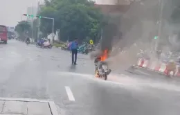 Xe máy đang chạy bất ngờ bốc cháy giữa ngã tư ở Hà Nội