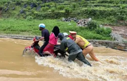 Cảnh sát giao thông Hà Giang đưa 400 du khách nước ngoài qua điểm ngập an toàn