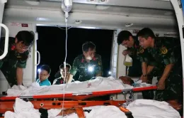 Trực thăng đưa 2 bệnh nhân nặng từ Trường Sa về đất liền điều trị