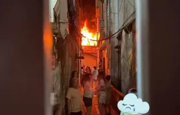 Cháy nhà trong đêm ở ngõ Trại Cá (Hà Nội), nghi do chập điện