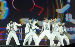 Nhóm nhạc thần tượng KPop hát tiếng Việt trong live concert đầu tiên