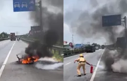 Xe máy điện bốc cháy ngùn ngụt trên quốc lộ