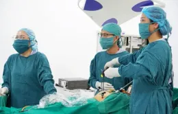 Đau tức bụng, bé gái 14 tuổi đi khám phát hiện đa u nang buồng trứng