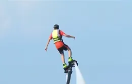 Ấn tượng trải nghiệm bay lượn trên mặt nước với Flyboard
