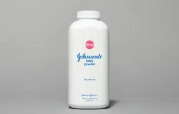 Johnson & Johnson đối mặt vụ kiện tập thể mới liên quan đến cáo buộc phấn rôm gây ung thư