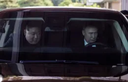 Tổng thống Putin và Chủ tịch Kim Jong-un thay nhau lái xe limousine do Nga sản xuất