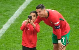 Cristiano Ronaldo ‘may mắn’ không gặp nguy hiểm sau khi bị người hâm mộ xin chụp ảnh