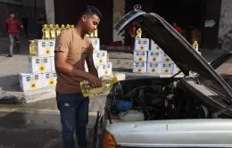 Không có xăng, người Palestine ở Dải Gaza dùng dầu ăn chạy xe