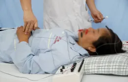 Liệt mặt sau khi ngủ dậy trong phòng điều hòa