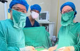 Cắt khối u buồng trứng ác tính cho bệnh nhân 15 tuổi