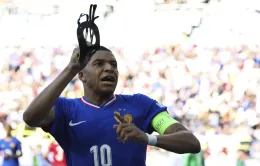 Kylian Mbappé cảm thấy như đang chơi game thực tế ảo khi đeo mặt nạ tại Euro 2024
