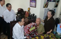 Chủ tịch Quốc hội Trần Thanh Mẫn thăm, tặng quà người có công tại Cần Thơ
