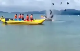 Ca nô đang chạy bỗng phát nổ, tài xế bị hất văng trên biển