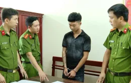 Bắt quả tang đối tượng giấu nhiều túi bột trắng trong cốp xe