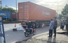 2 thiếu niên đi xe máy điện tử vong khi va chạm với container