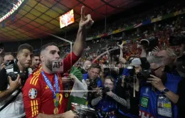 Dani Carvajal bảo Bukayo Saka 'ngừng khóc' sau sự cố trong trận chung kết Euro 2024