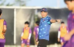 HLV Hứa Hiền Vinh giải toả tâm lý cho các học trò trước trận đấu cuối vòng bảng