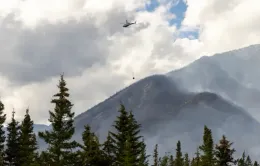 Cháy rừng hoành hành ở miền Tây Canada, hàng nghìn người buộc phải sơ tán