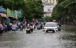 Hà Nội nhiều đường ngập ngang bánh xe máy trong sáng nay