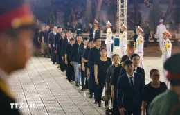 Hàng vạn người dân xếp hàng trong đêm vào viếng Tổng Bí thư Nguyễn Phú Trọng