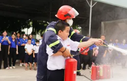 Trải nghiệm "một ngày làm chiến sĩ phòng cháy chữa cháy"