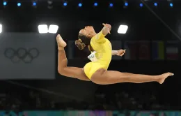 Rebeca Andrade gây khó cho Simone Biles