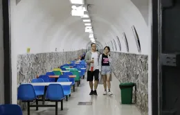 Người dân Trung Quốc tránh nắng nóng trong hầm phòng không