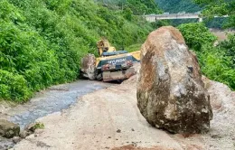 Tảng đá lớn lăn từ trên núi xuống đè tử vong người lái máy xúc