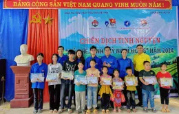 Thanh niên mang yêu thương từ thủ đô lên miền Tây Bắc