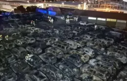 Xe điện Tesla bốc cháy, thiêu rụi hơn 200 xe trong bãi đỗ