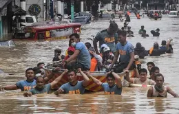 Mưa lũ gây ngập lụt tại Philippines, trường học và công sở phải đóng cửa