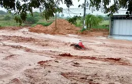 Lũ cát đỏ tràn xuống đường đi Mũi Né sau mưa lớn