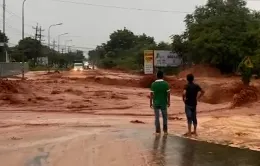 Cô gái trẻ bị lũ cát đỏ cuốn trôi trên đường phố Phan Thiết