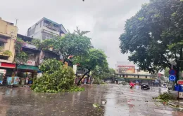 Hà Nội mưa to, gió lớn, nhiều người không thể về nhà