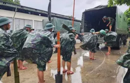 Ấm áp tình quân - dân giữa cơn bão lũ
