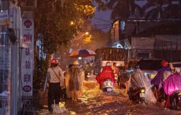 Cơn mưa lớn cuối ngày khiến một số tuyến phố Hà Nội ngập sâu