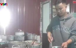 Ấm áp bữa cơm ngày mưa bão