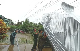 Kiên Giang: Cán bộ, chiến sĩ giúp dân khắc phục hậu quả sau thiên tai