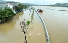 Nước sông Hồng tiếp tục dâng cao, nhiều khu dân cư tại Lào Cai chìm trong nước lũ