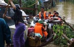 Nước lên nhanh, nhiều nóc nhà bên kia bãi sông Hồng dần biến mất