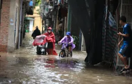 Hà Nội ùn tắc kéo dài, nước ngập sâu một số tuyến phố sau trận mưa lớn đêm 9/9