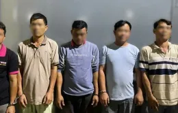 Đồng Nai: Bắt nhóm 5 người đánh bạc trên xe khách