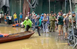 Hà Nội: Giải cứu 3 người mắc kẹt ở bãi giữa sông Hồng